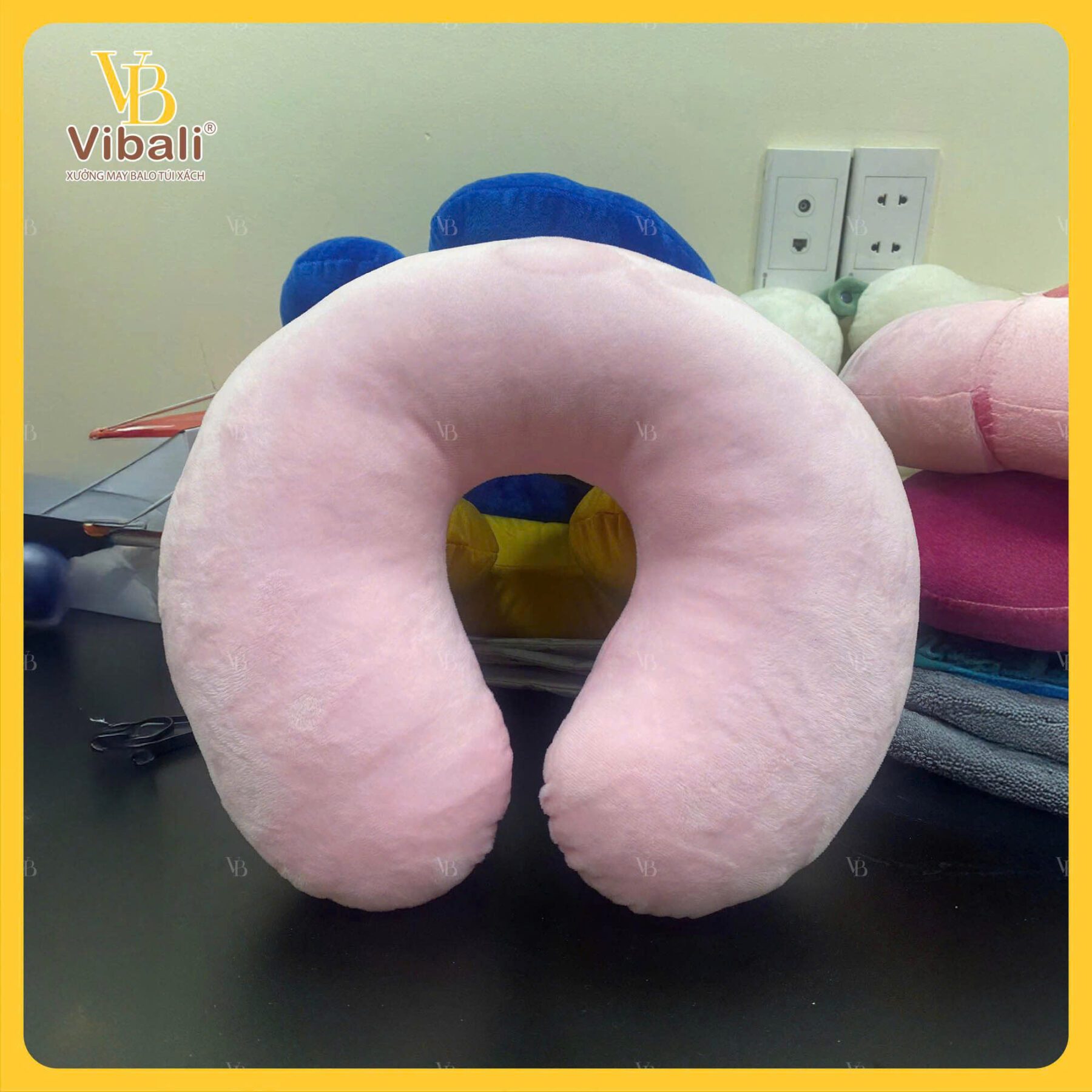 Gối Hơi Chữ U Màu Hồng VBL-0261925