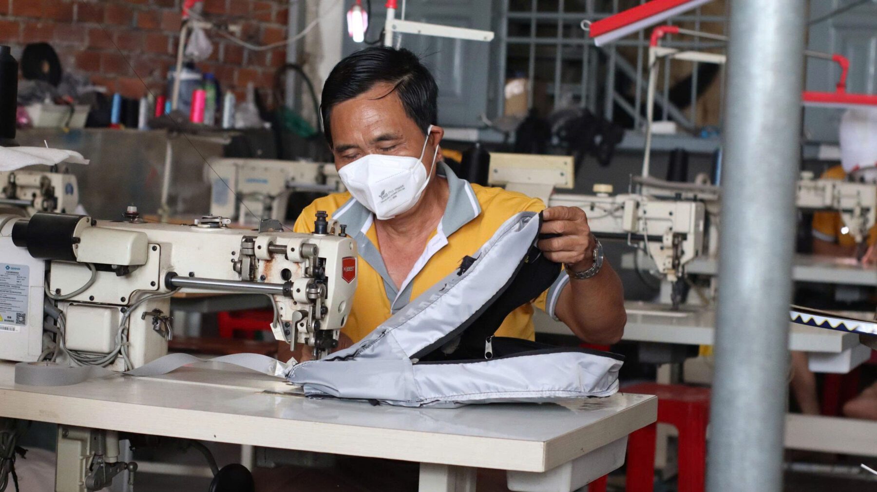 Xuong chuyen may balo tui xach qua tang gia re