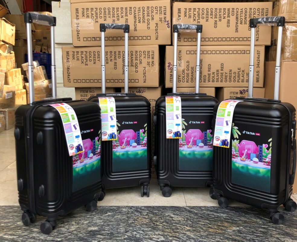 Gợi ý 25+ set quà tết cho nhân viên, người lao động mà doanh nghiệp nên chọn Vali quà tặng in logo doanh nghiệp