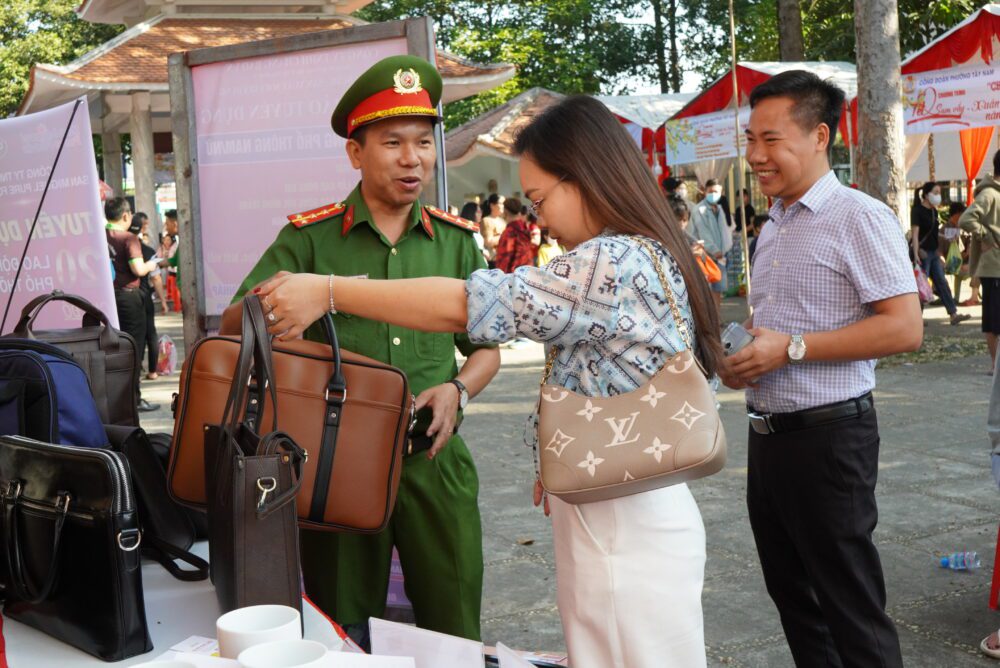 Tết sum vầy - Xuân ơn Đảng