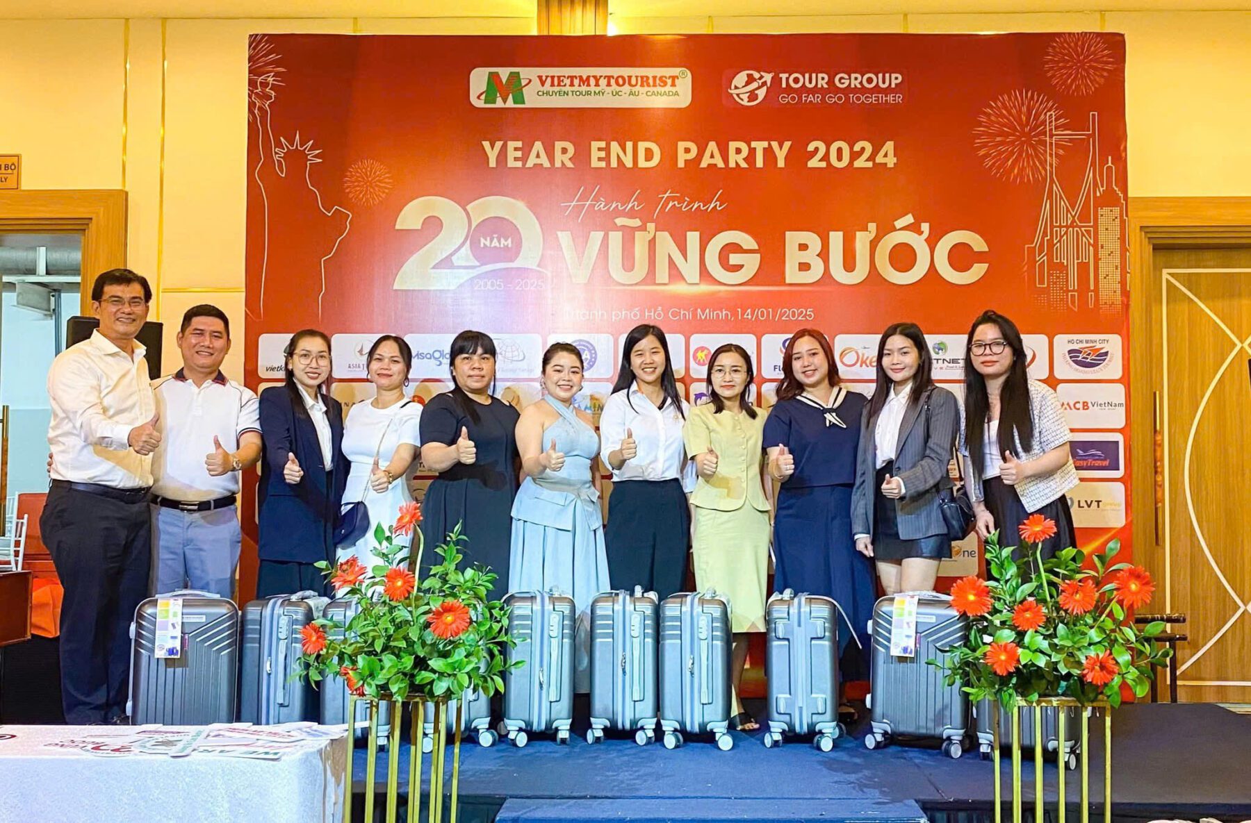 Vali in logo tặng nhân viên ngày Quốc tế Lao động 1/5 quà tặng vali nhựa in logo quà tặng kỷ niệm thành lập công ty