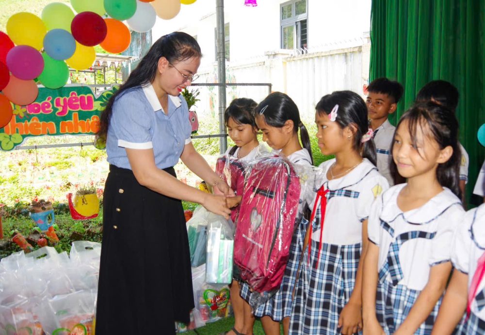 Đặt may balo học sinh từ thiện giá tốt tại Vibali Trao tang balo den cac em nho