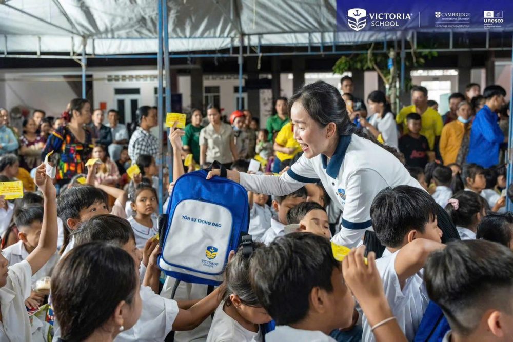 Đặt may balo học sinh từ thiện giá tốt tại Vibali Vibali dong hanh cung Vitoria trao balo thien nguyen cho tre em