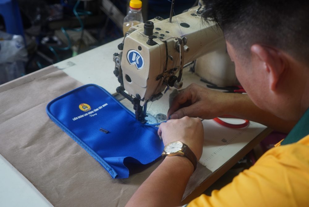 Balo in logo quà tặng tết đoàn viên thiết thực và ý nghĩa Xuong may gia cong balo tui xach theo yeu cau