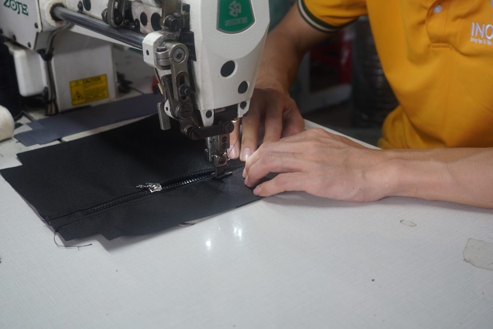 Balo in logo quà tặng tết đoàn viên thiết thực và ý nghĩa quy trinh may hoan thien san pham tai Vibali